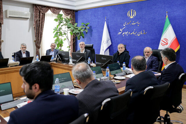 انتقاد پزشکیان از پرداخت بی‌ضابطه ردیف‌های دستمزدی به مدیران ناکارآمد