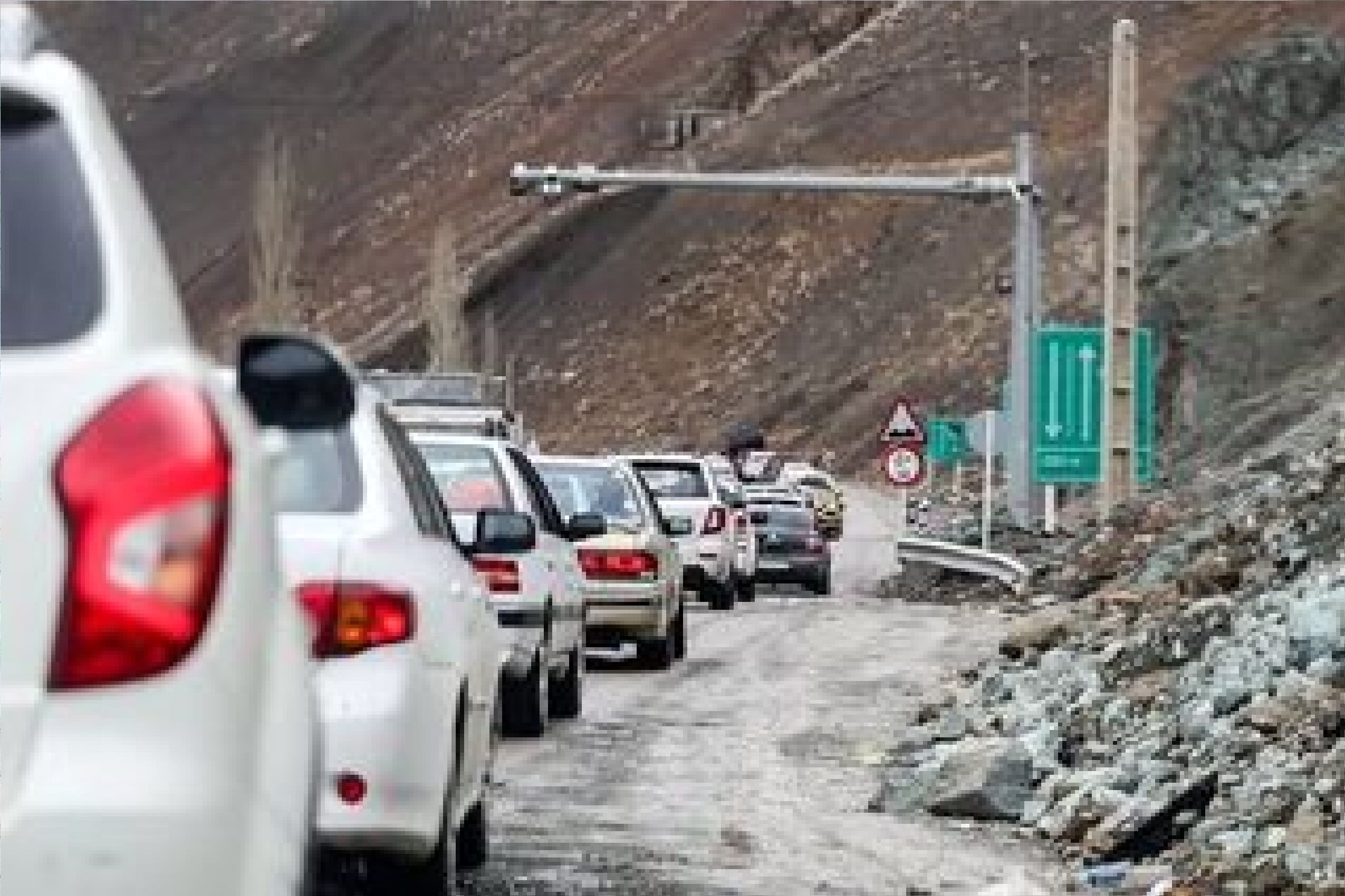 بارش برف در جاده‌های شمال/ ترافیک در کندوان به 6 کیلومتر رسید