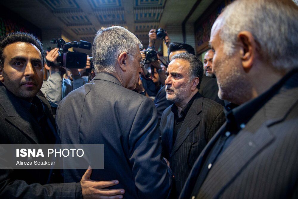 صادق زیبا کلام پیشانی تاج زاده را بوسید + عکس