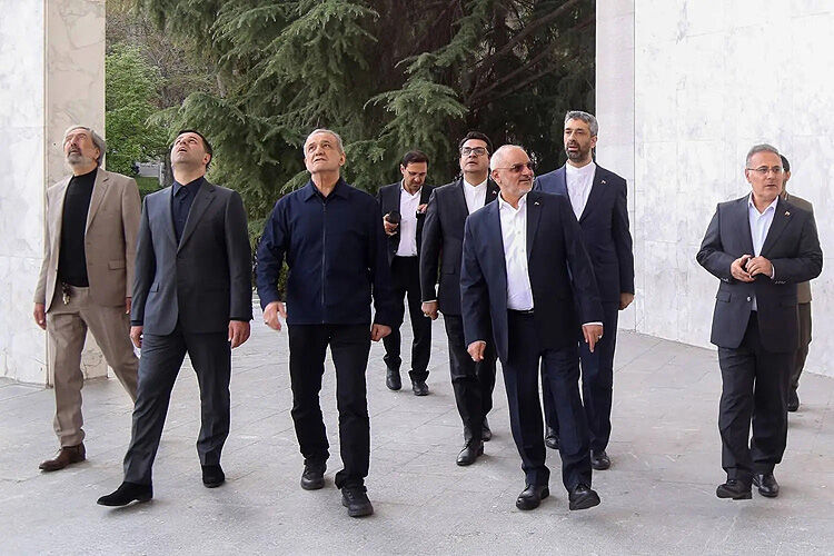 بازدید پزشکیان از بخش‌های آسیب‌دیده مجموعه سعدآباد