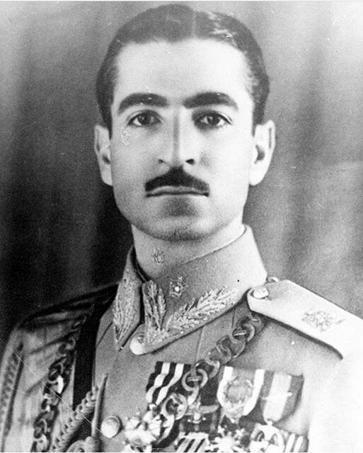 چرا محمدرضا پهلوی مجبور شد یک سال سبیل بگذارد؟