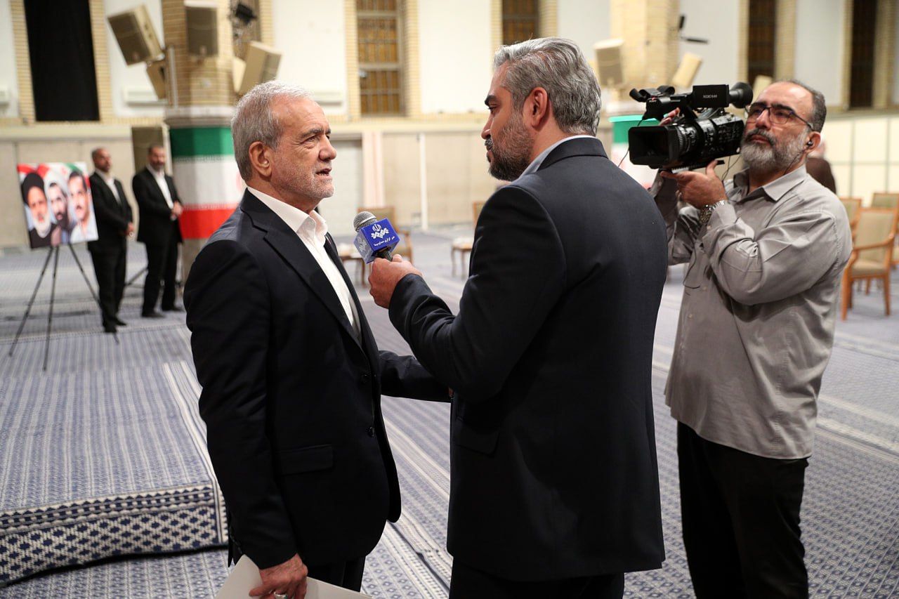 تیپ خاص علی لاریجانی در دیدار با رهبری / چهره خندان پزشکیان شکار دوربین ها شد + تصاویر