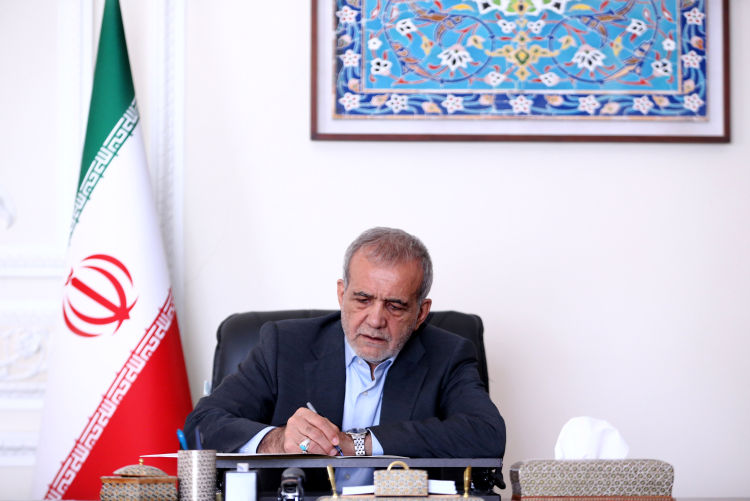 پزشکیان: پرستاران در جنگ 12 روزه برگ زرین دیگری بر دفتر خاطرات سلامت کشور افزودند