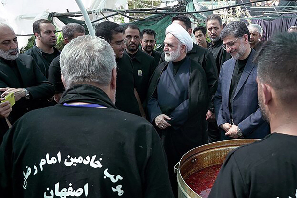 حضور محسنی اژهای در موکب اصفهانیها در جوار حرم رضوی