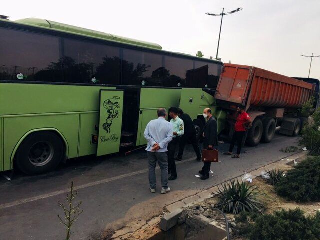 تصادف اتوبوس زائران کربلا در آزادراه تهران ساوه/آمار مصدومان
