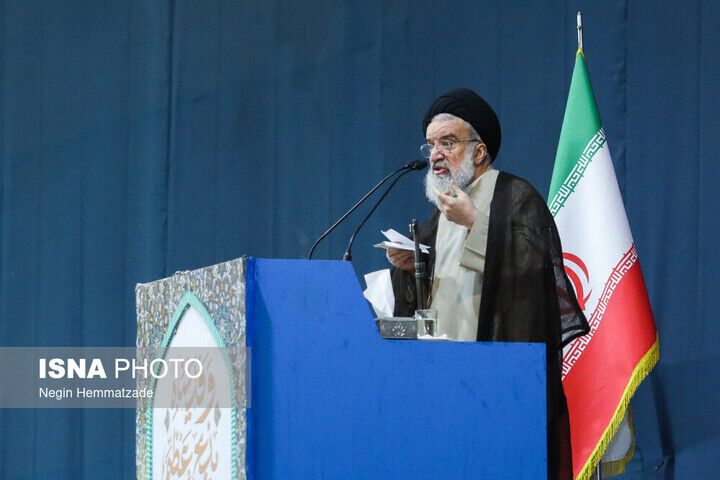 امام جمعه تهران: جنگ امروز بین ایمان و کفر است/ ما پیروز قطعی این جنگیم/ ترامپ و نتانیاهو سر و ته یک کرباس هستند/ دشمن زبان مذاکره نمی فهند زبان زور می فهمد