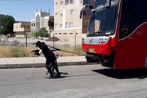 کشیدن اتوبوس ۱۸ تنی توسط بانوی ورزشکار سیرجانی