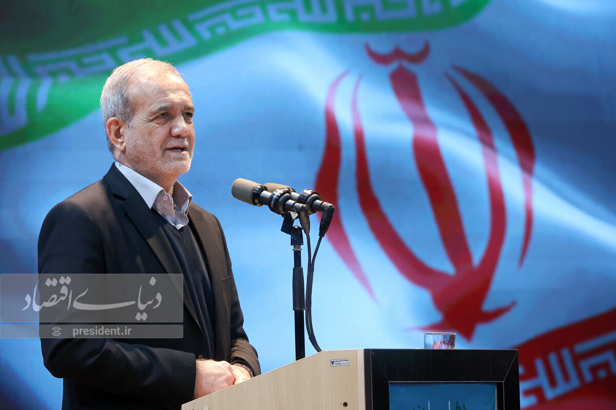  پزشکیان در دفاع از همتی: در جنگ هستیم/ عراق و ترکیه بدهی‌شان را پس نمی‌دهند/ به پیر و پیغمبر دنبال حل مشکلات مردم هستیم