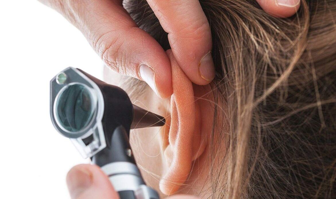 لحظه باورنکردنی خارج کردن یک مار از گوش یک دختر جوان+ فیلم