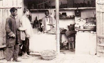 عکس زیرخاکی یک میوه فروشی در تهران ۱۰۰ سال قبل
