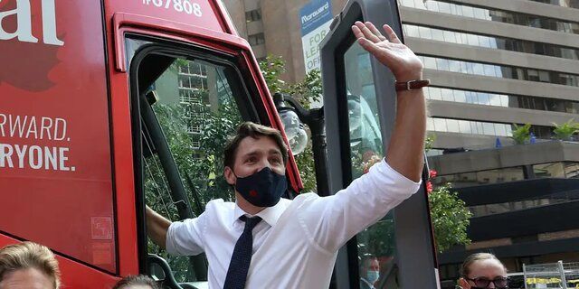 نخست‌ وزیر کانادا سنگ‌باران شد!