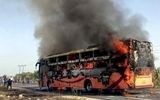 آتش سوزی در یک اتوبوس مسافربری/ 20 نفر جان باختند