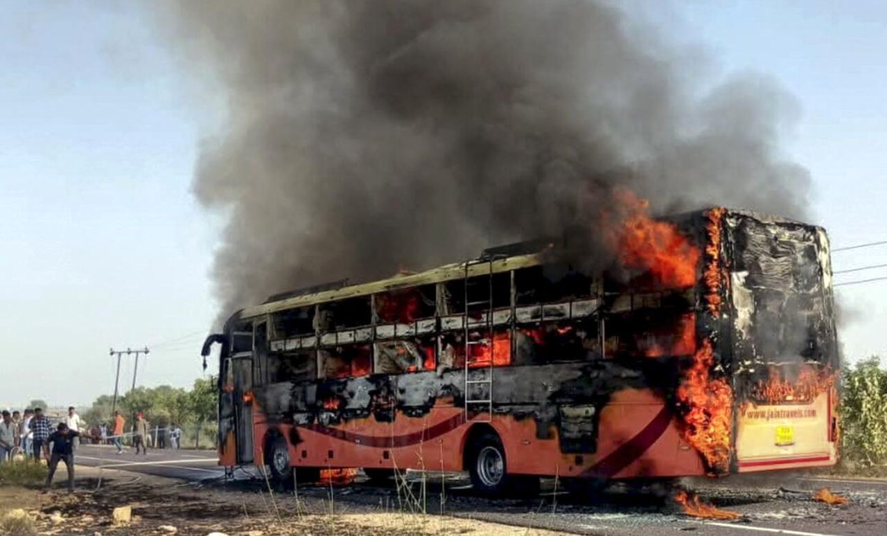 آتش سوزی در یک اتوبوس مسافربری / 20 نفر جان باختند