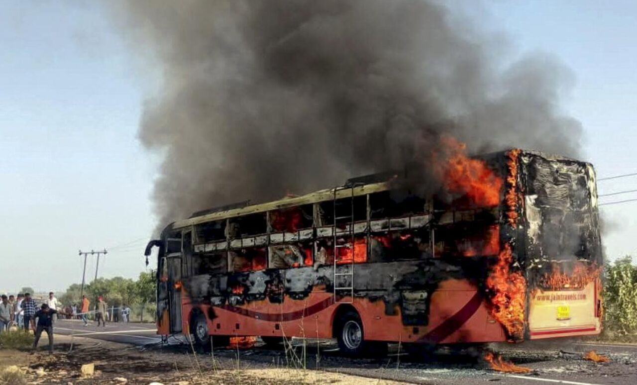 آتش سوزی در یک اتوبوس مسافربری/ 20 نفر جان باختند