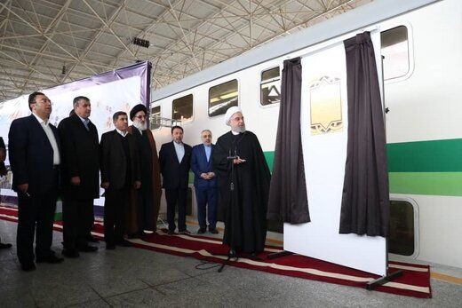 روحانی با قطار شهری به هشتگرد رفت/ عکس