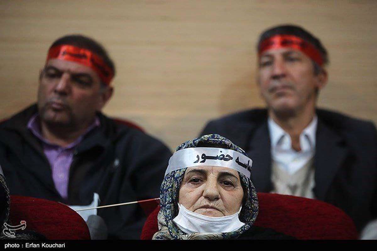 تصویر خاص از یک زن در همایش انقلابی تهران