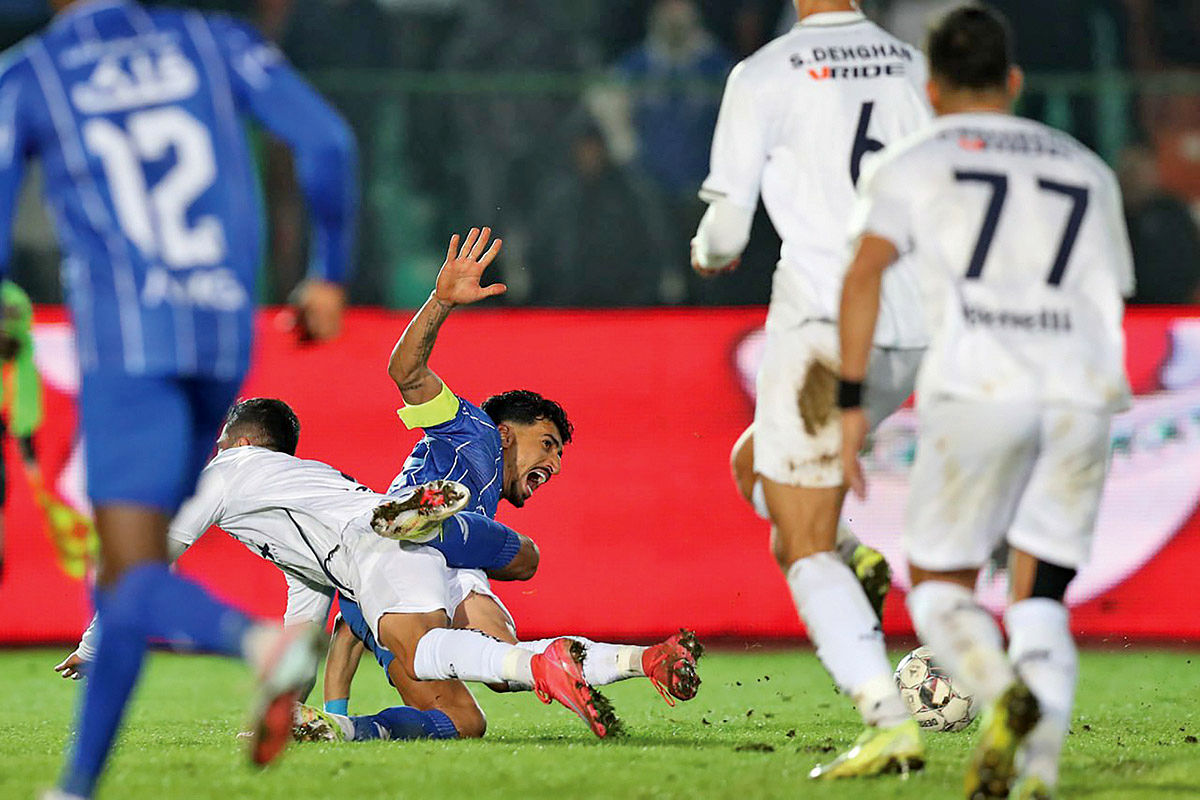 پنهان، پشت پنالتی