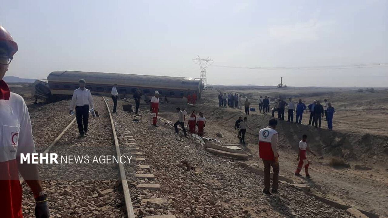 تصاویری از انتقال مصدومان حادثه قطار به بیمارستان