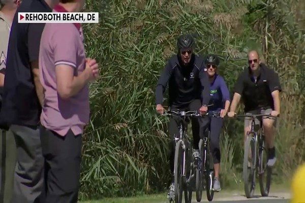 فاکس نیوز: دوچرخه سواری بایدن در ساحل دریا در بحبوحه بحران‌های ملی آمریکا + فیلم