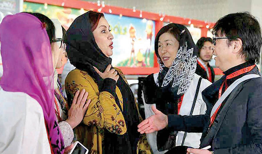 دست ندادن مریلا زارعی با مرد چینی 