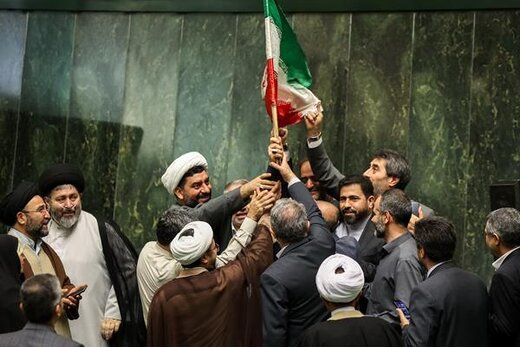 دور افتخار نمایندگان مجلس با پرچم ایران!+تصاویر