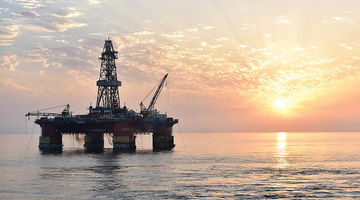 افت همزمان تولید  و  بهای نفت ایران