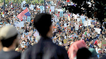 فشار خیابان‌ها بر کاخ سفید