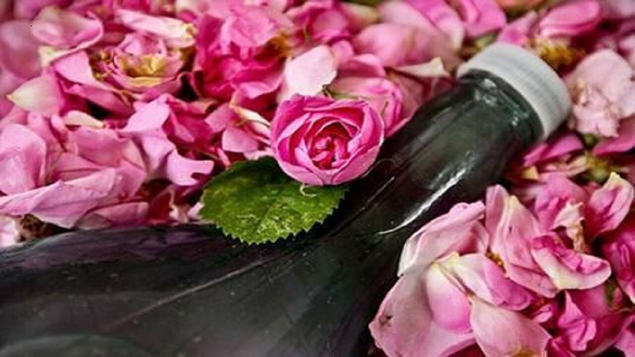 با مصرف گلاب از شر جوش‌های سرسیاه راحت شوید