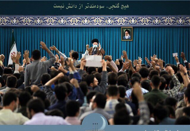رهبر انقلاب: راه روشن انقلاب را با جدیت دنبال کنید/ کشور نیازمند آرمانخواهی،امید وعقلانیت است