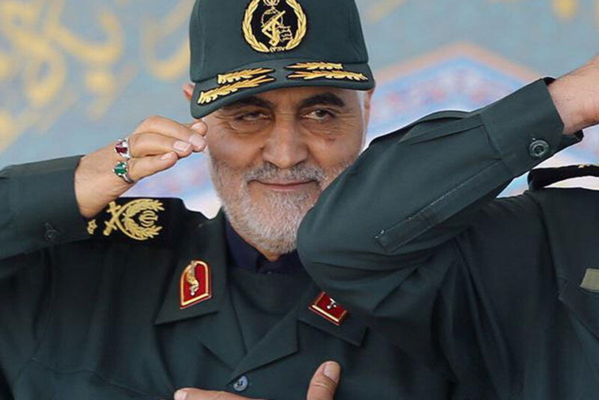 تصویری دیده نشده از سردار سلیمانی در کنار یک شهید