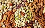 عکسی از یک مغازه میوه و آجیل فروشی در دوران قاجار