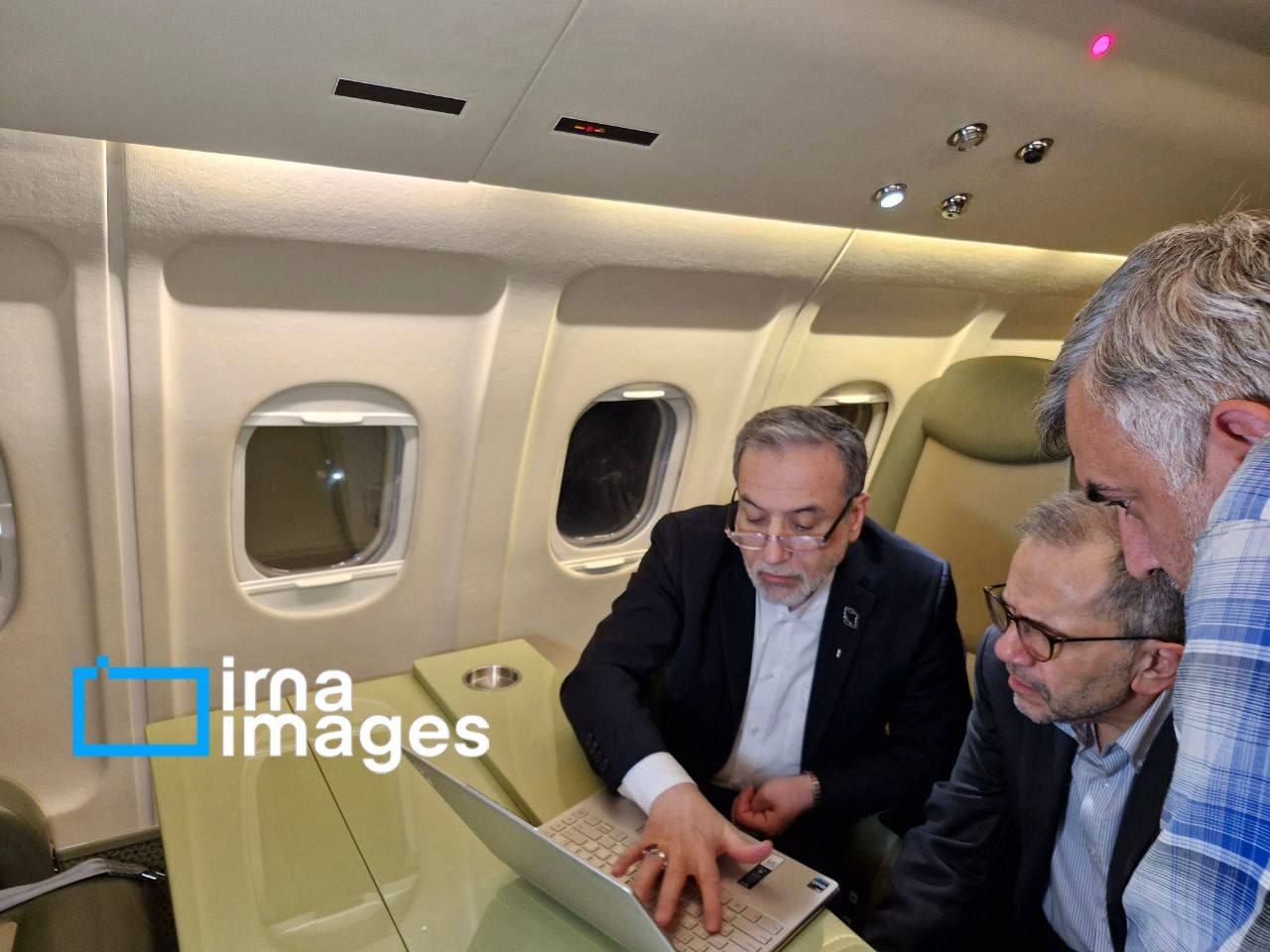 تصاویر هیات مذاکره کننده ایرانی در پرواز مسقط