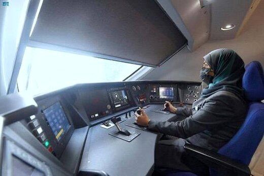 اصلاحات جدید بن سلمان در عربستان؛ ٣٢ زن راننده قطار سریع‌السیر شدند+عکس