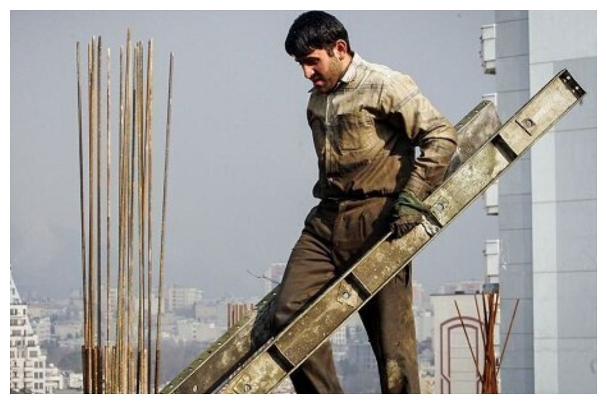 کاهش چشمگیر ارزش دستمزد کارگران ایرانی/ 10 سال پیش ۲۳۲ دلار می‌گرفتند ...