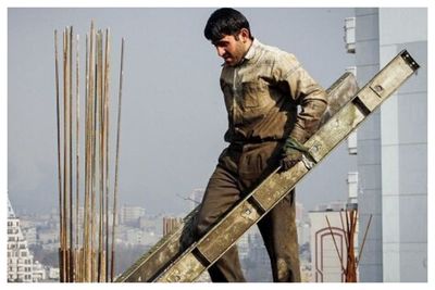 کاهش چشمگیر ارزش دستمزد کارگران ایرانی/ 10 سال پیش  ۲۳۲ دلار  می‌گرفتند حالا ۸۳ دلار!