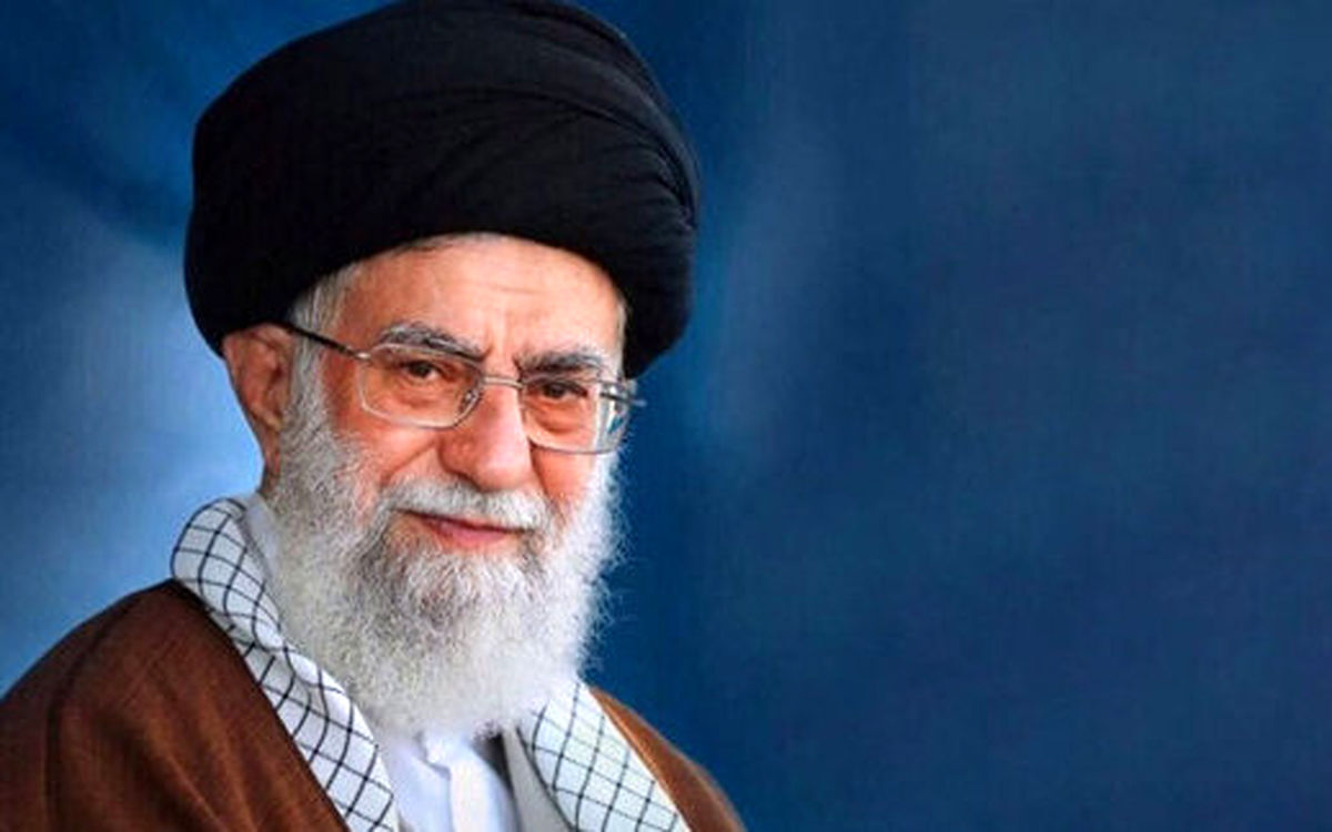 رهبرانقلاب با لباس مبدل در بین زلزله‌ زدگان بم + فیلم
