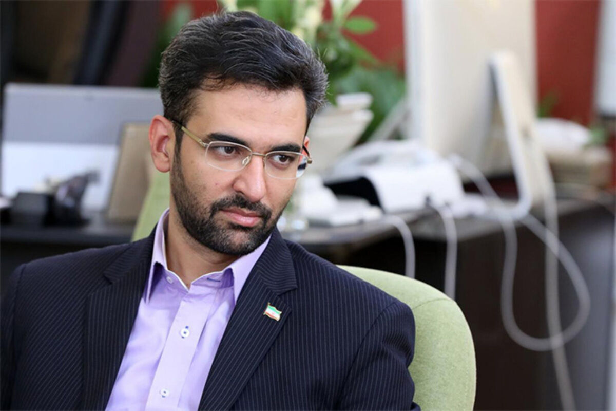 واکنش آذری‌ جهرمی به جمع‌آوری بیلبوردهای علی کریمی