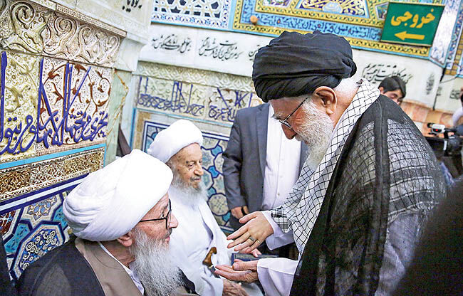غبارروبی مضجع مطهر امام رضا‌(ع) با حضور رهبر انقلاب