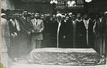 تصویر آرشیوی دانشگاه هاروارد از نماز میت بر پیکر «ملکه جهان خانم» همسر محمدعلی شاه قاجار در کربلا+فیلم