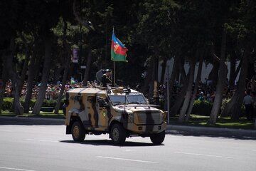 علامت جدید مبهم روی خودروهای نظامی باکو+عکس