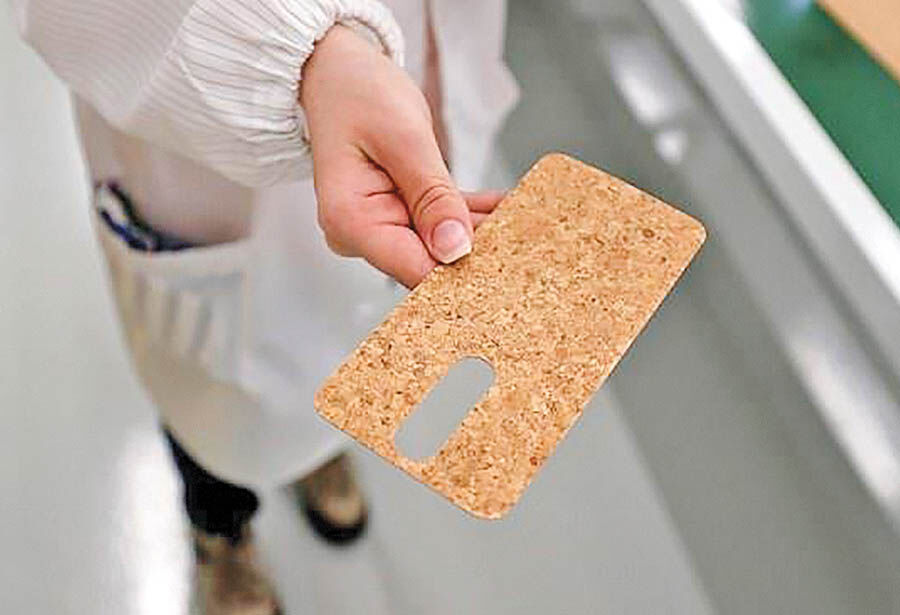 ساخت موبایلی از جنس چوب پنبه