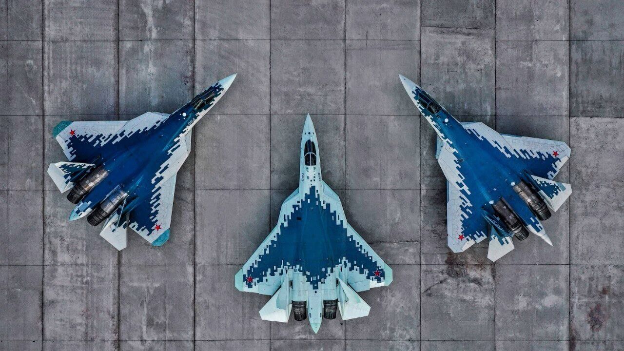 سوخو سو–۵۷ از نمایی نزدیک/ داخل کابین رقیب جنگنده‌هایی F-22 و F-35 چه خبر است؟+ عکس