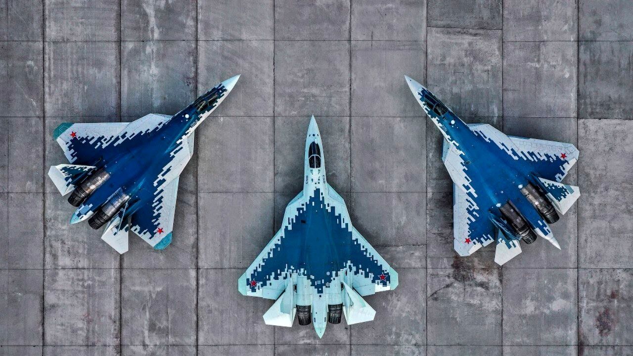 سوخو سو -57 از نمایی نزدیک / داخل کابین رقیب جنگنده‌هایی F-22 و F-35 چه خبر است؟+ عکس