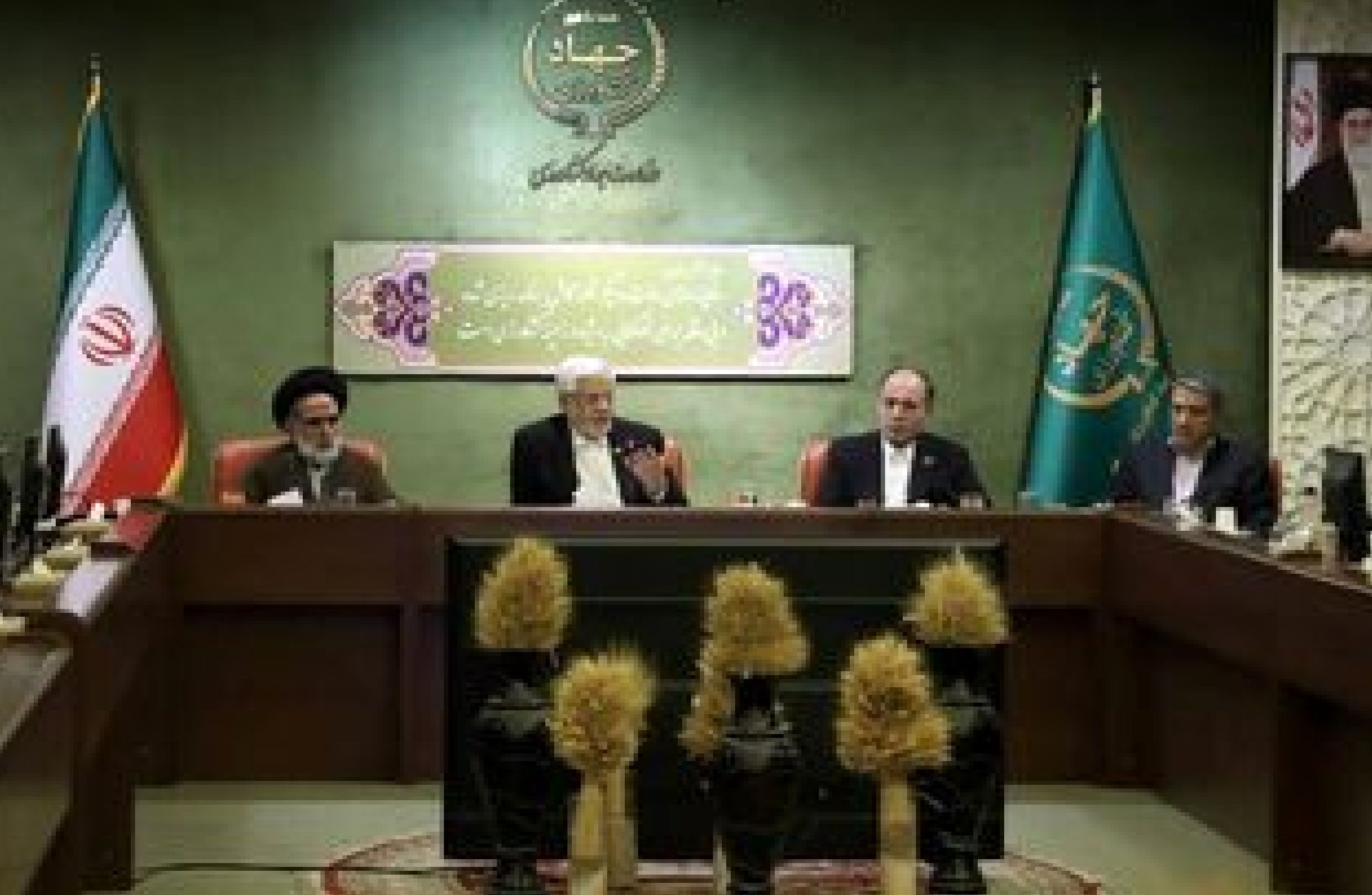 عارف: در روز اول جنگ تحمیلی بخش دفاعی و نیروهای مسلح و در روز دوم نیز جبهه اقتصادی پیروز و موفق بود