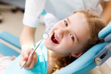 نخستین ملاقات کودک با دندانپزشک باید در چند سالگی باشد؟