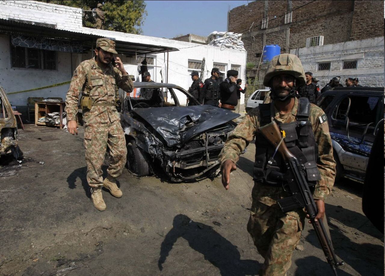 حمله تروریستی به نیروهای امنیتی/ 26 نفر کشته و زخمی شدند