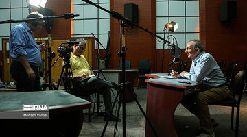 گریه پشت درهای بسته