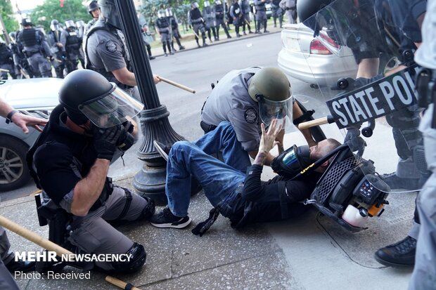 ضرب و شتم معترضان مردمی با باتوم توسط پلیس آمریکا