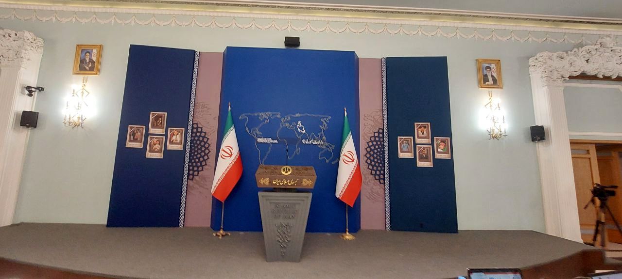 تصاویر شهدای غیر نظامی ایران در نشست مطبوعاتی سخنگوی وزارت خارجه + عکس 2