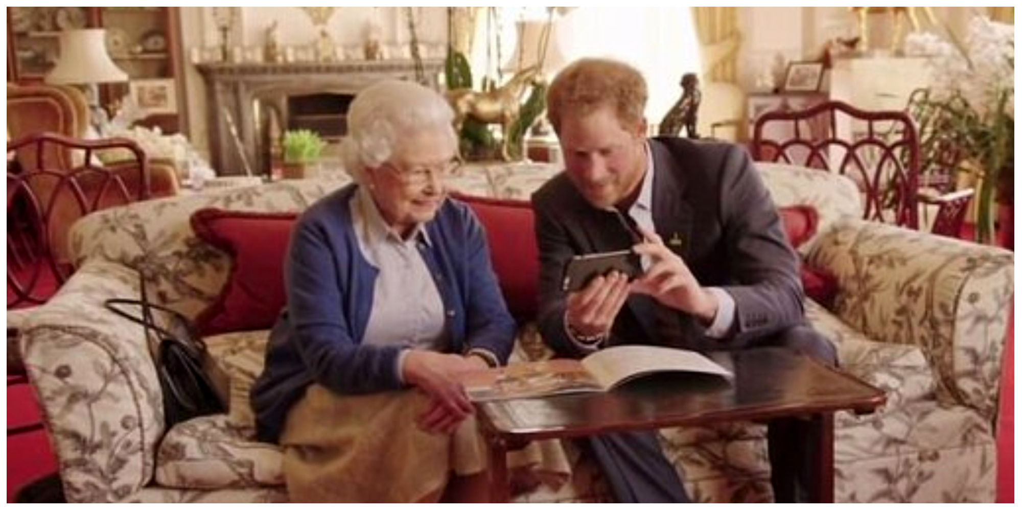 اصرار ویژه ملکه انگلیس برای مکالمه با یک تلفن سیمدار آنتیک!+عکس